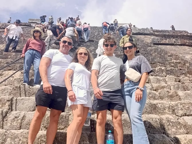 Explore Teotihuacán: Pyramids, Drinks, and Guided Tour